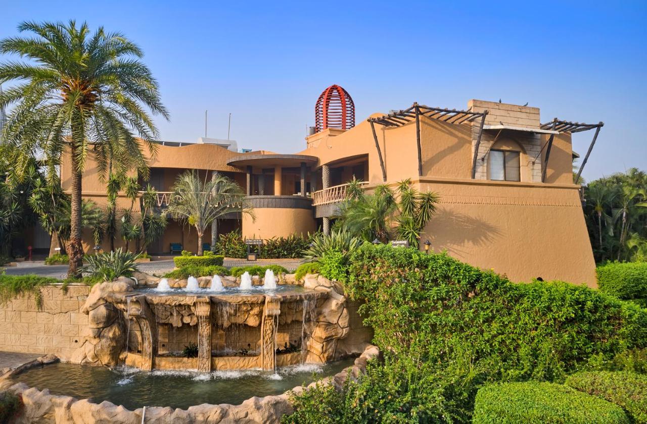 The Corinthians Resort And Club Pune Exterior foto The clubhouse at the Palm Jumeirah Golf & Country Club