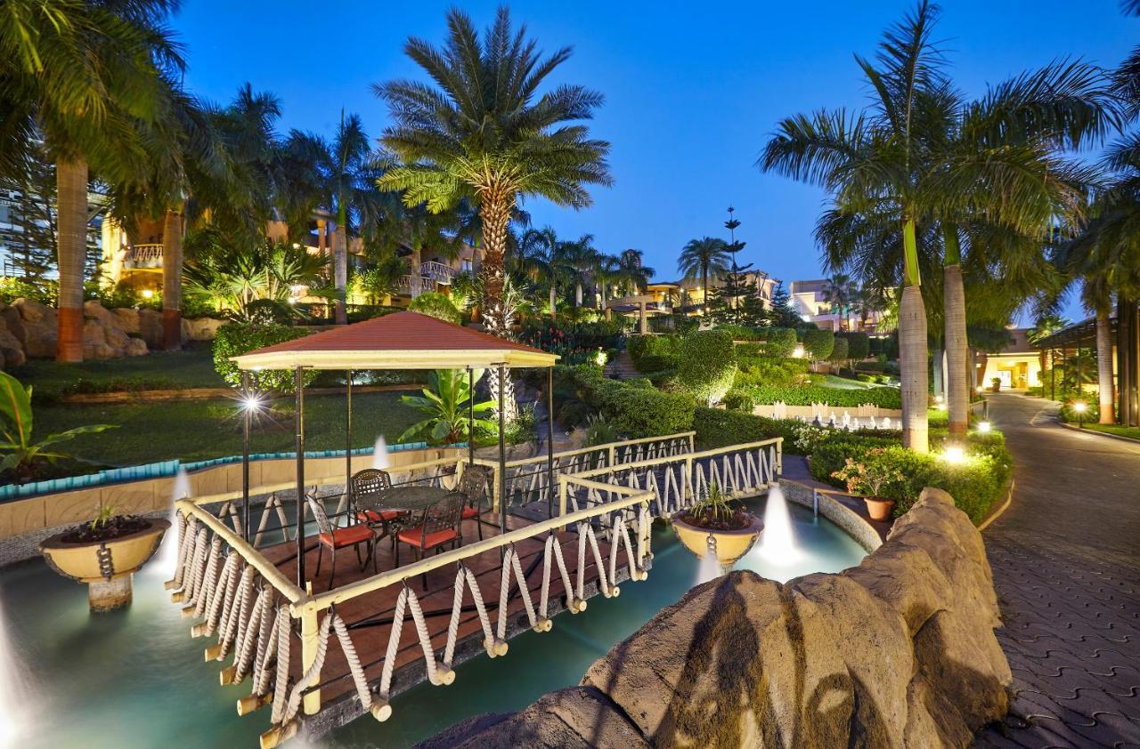 The Corinthians Resort And Club Pune Exterior foto The Mirage