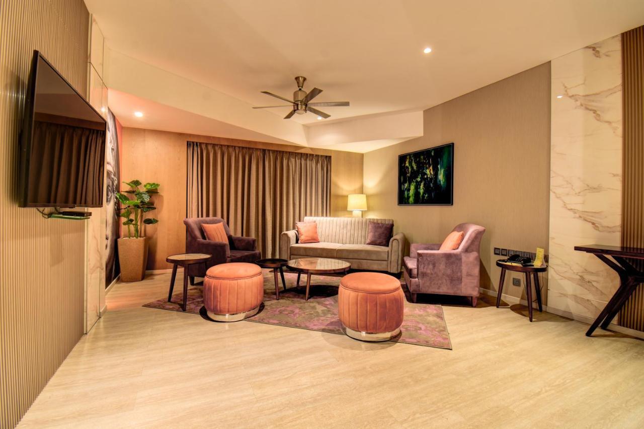 The Corinthians Resort And Club Pune Exterior foto A living room in a suite at the hotel