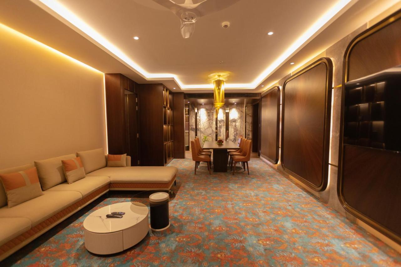 The Corinthians Resort And Club Pune Exterior foto A suite at the Taj Mahal Palace