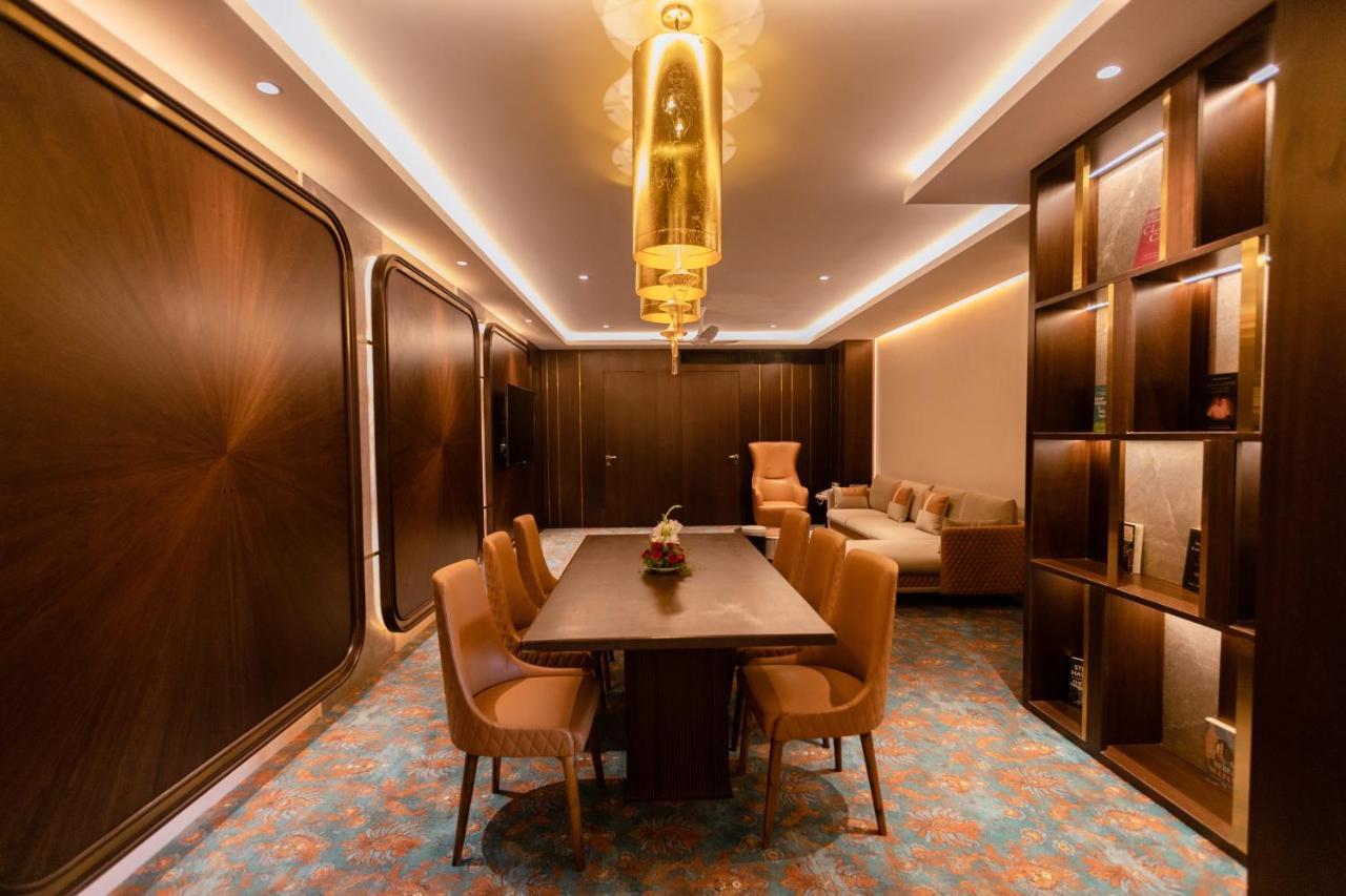 The Corinthians Resort And Club Pune Exterior foto The interior of the Presidential Suite
