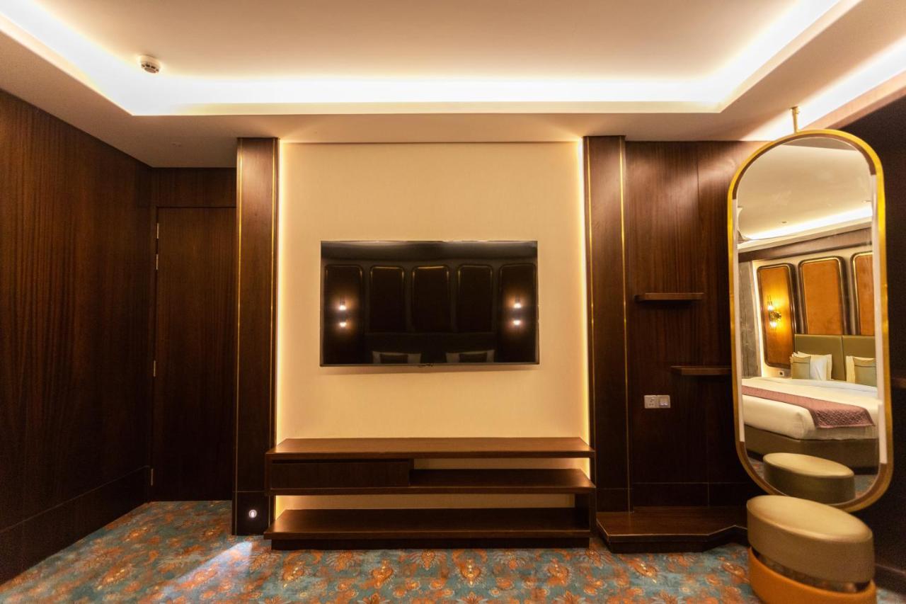 The Corinthians Resort And Club Pune Exterior foto A suite on board