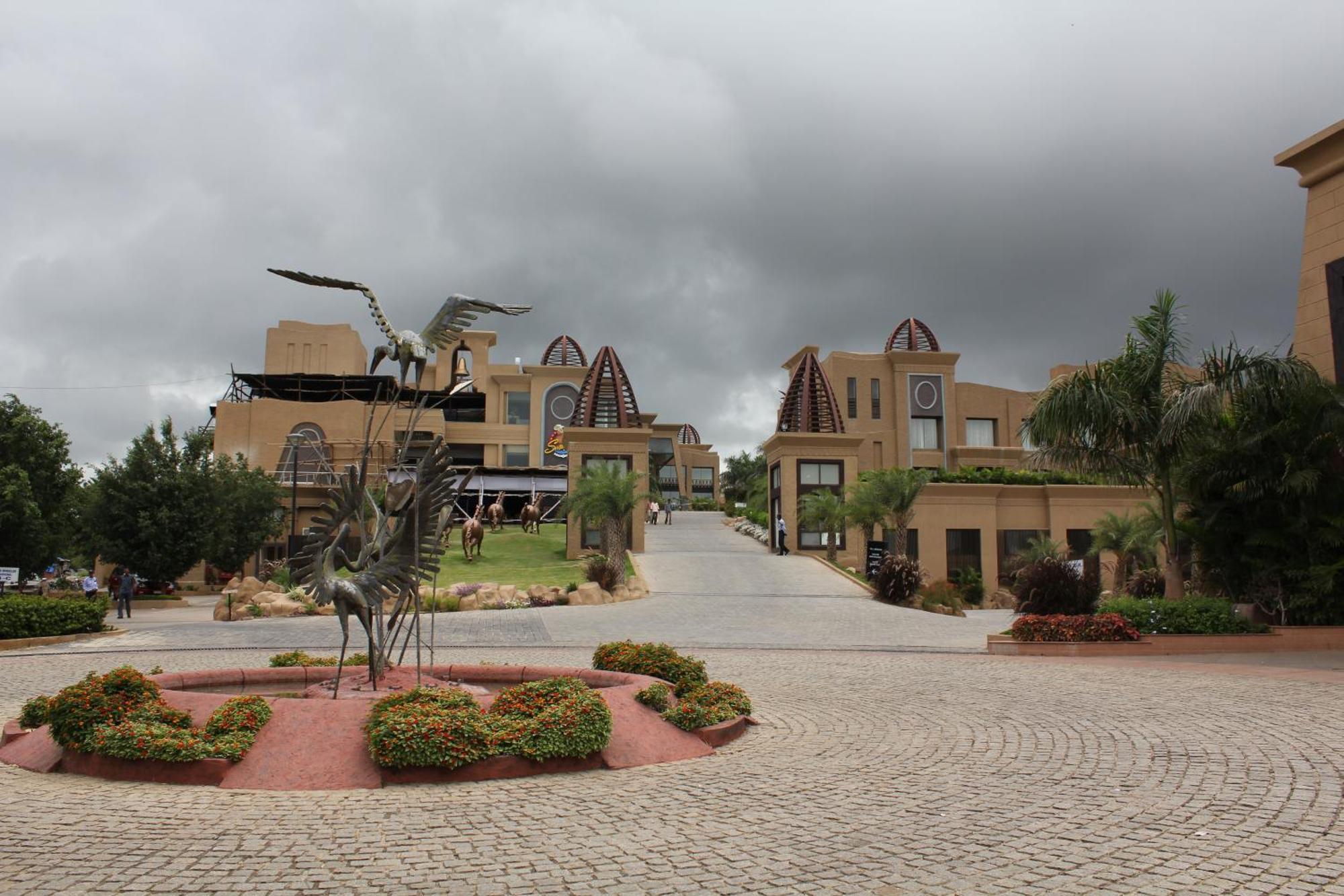 The Corinthians Resort And Club Pune Exterior foto The Pearl Resort
