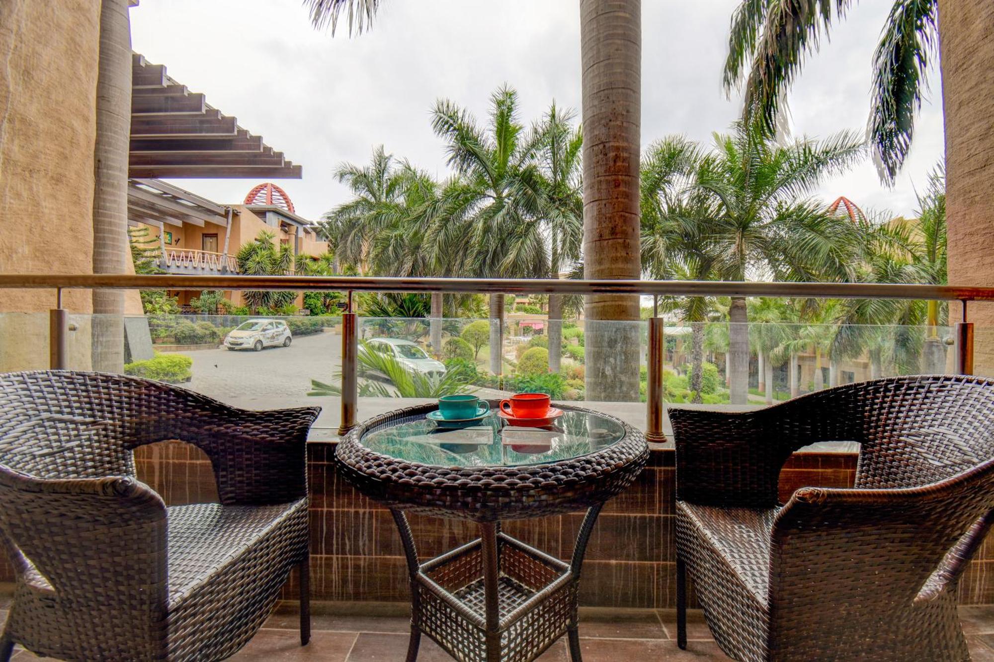 The Corinthians Resort And Club Pune Exterior foto A balcony in a hotel