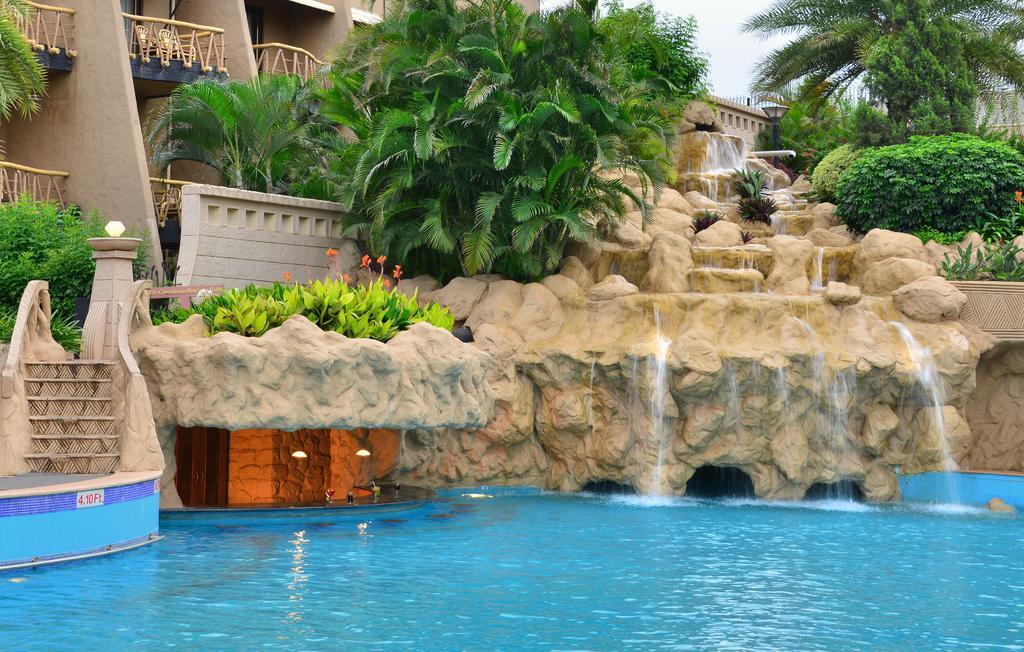 The Corinthians Resort And Club Pune Exterior foto The pool at the Royal Mirage