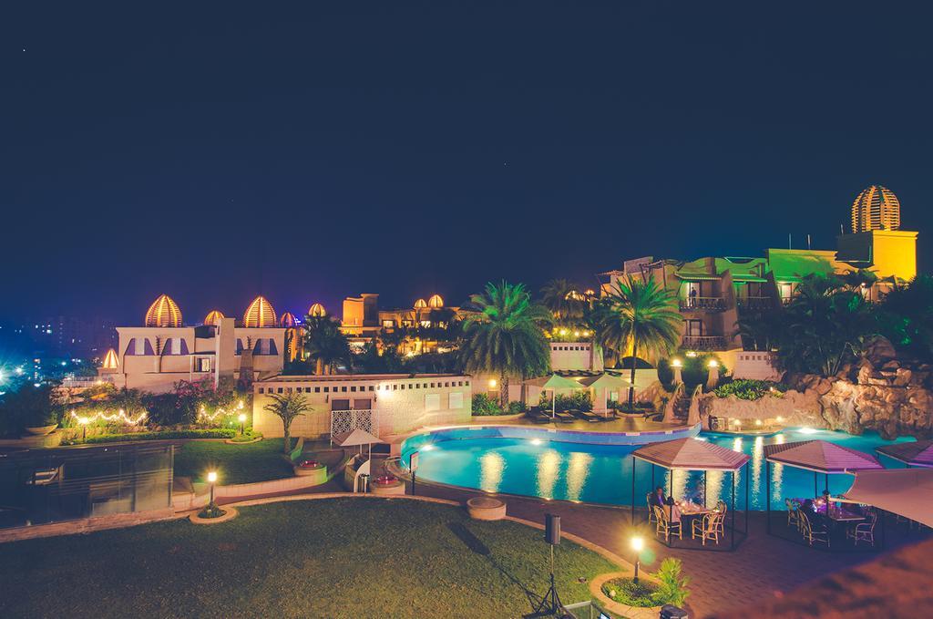 The Corinthians Resort And Club Pune Exterior foto The resort at night
