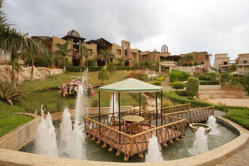 The Corinthians Resort And Club Pune Exterior foto The resort's central fountain