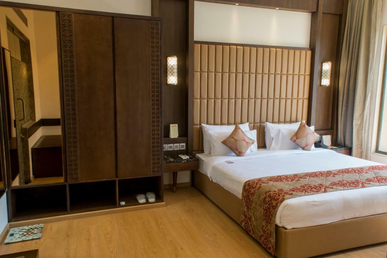 The Corinthians Resort And Club Pune Exterior foto A room at the Taj Bengal